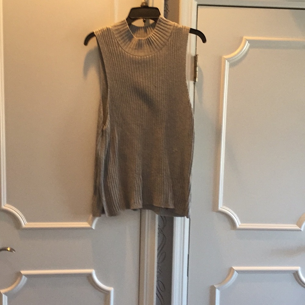 Womens sleevless sweater